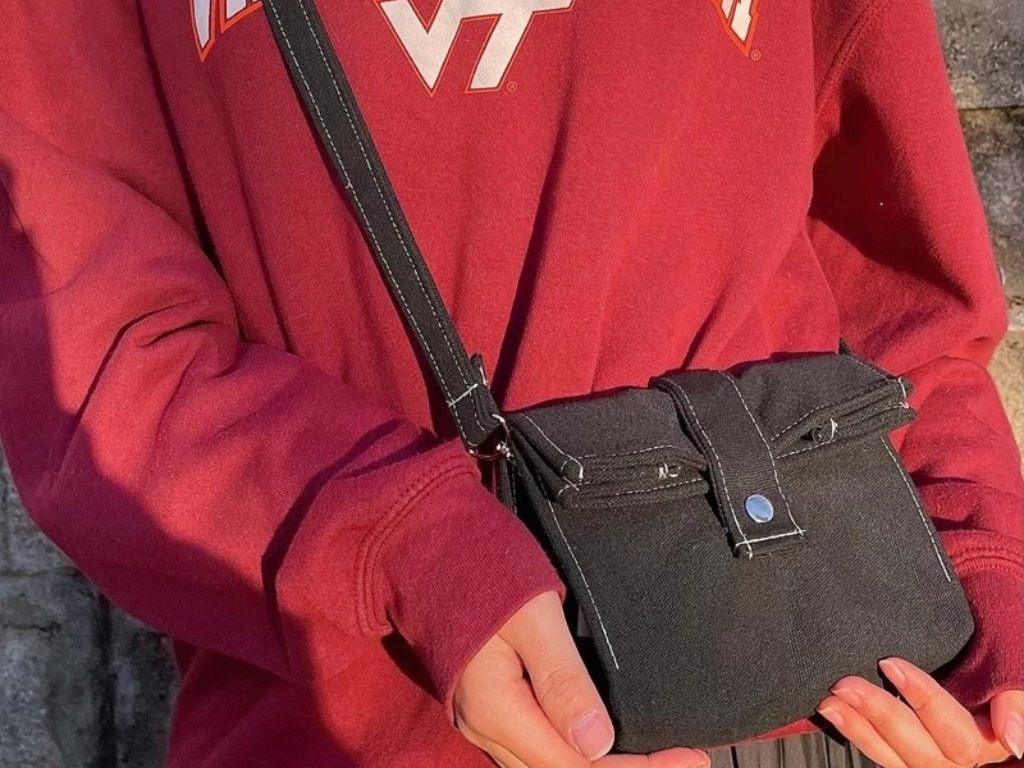 Kiểu túi đeo chéo canvas nắp gập có khóa cài