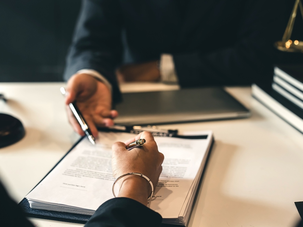 Khi may túi canvas giá sỉ, bạn cần kiểm tra kỹ hợp đồng