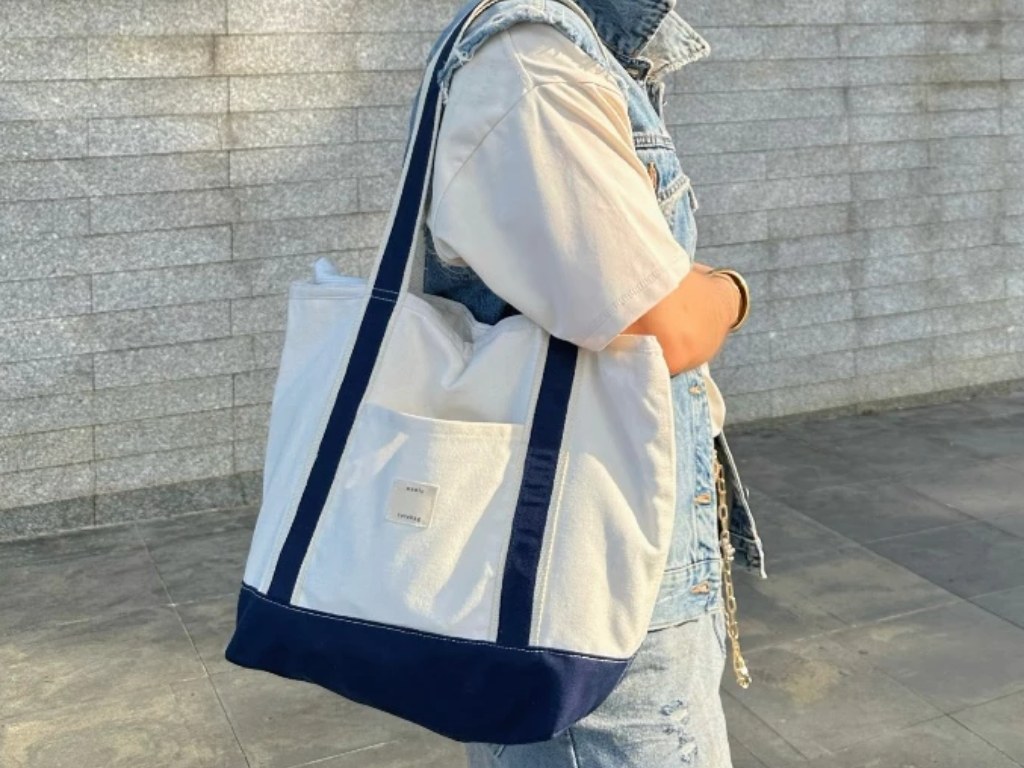 Túi tote canvas có thêm túi đựng tiện lợi ở bên ngoài
