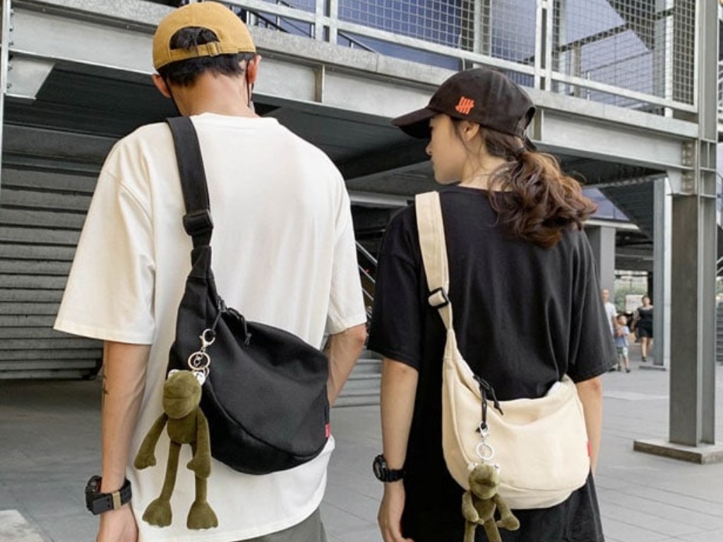 Mẫu túi đeo một quai mang lại phong cách năng động và hiện đại