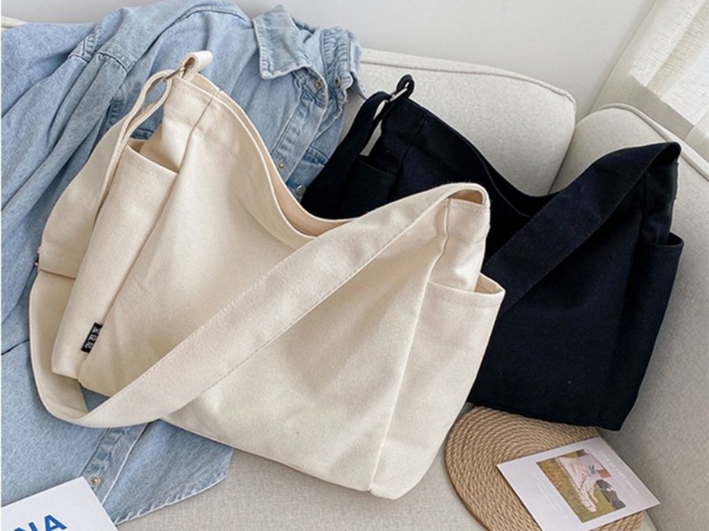 Túi đeo chéo canvas có thiết kế gọn nhẹ