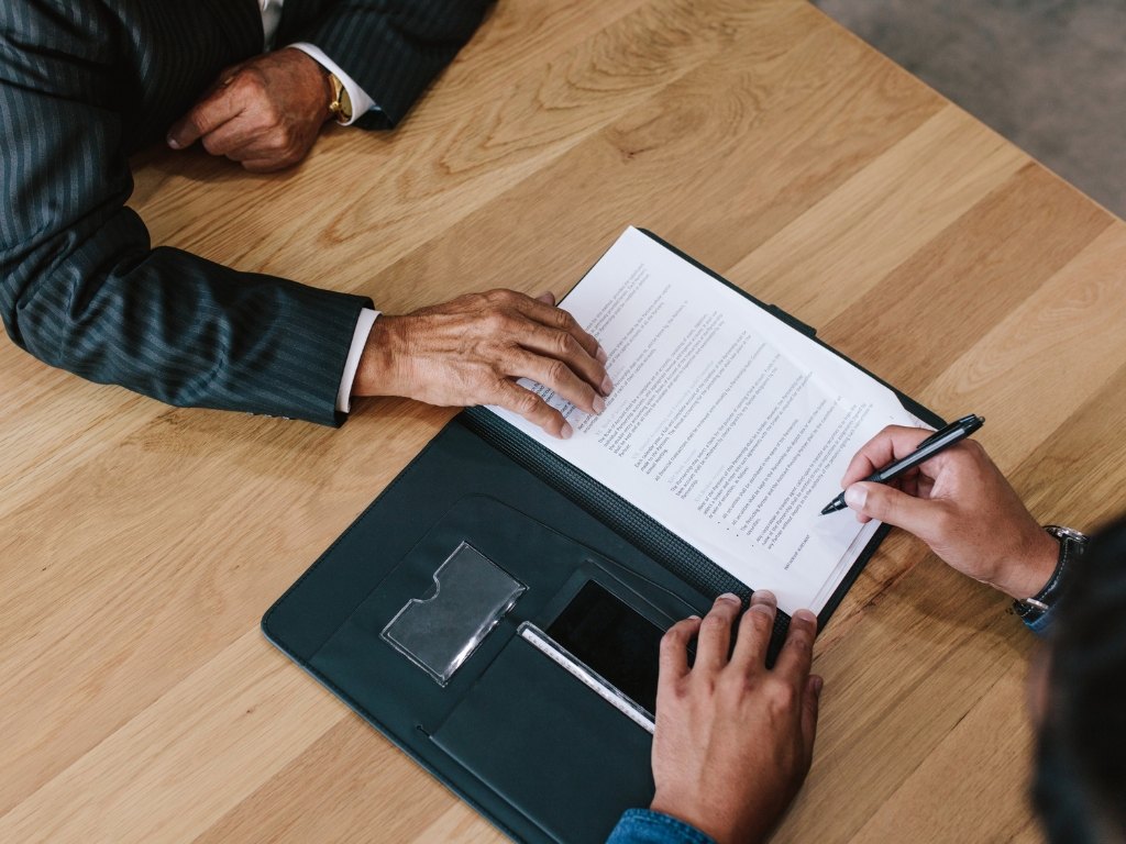 Bạn cần làm hợp đồng ghi rõ các điều khoản khi đặt may túi tote