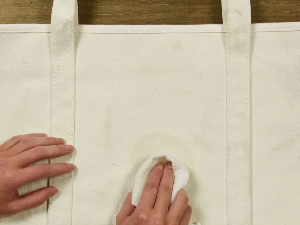 Cách bảo quản túi tote trắng luôn như mới