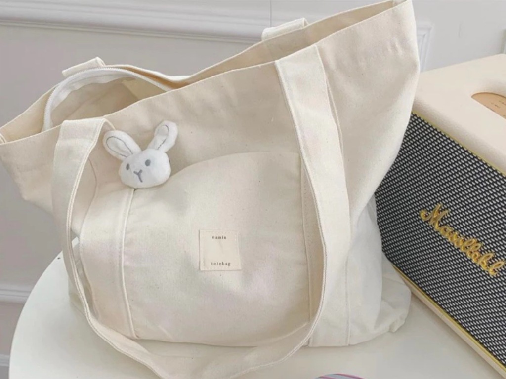 Túi tote trắng mang vẻ đẹp sang trọng và thanh lịch