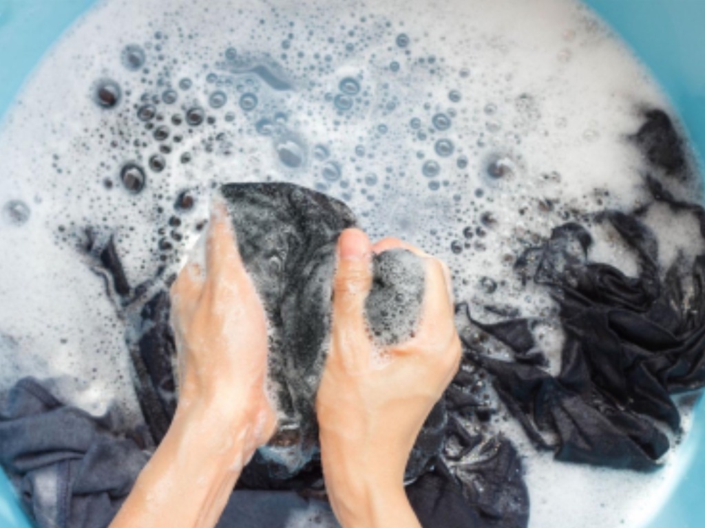 Bạn nên giặt tay túi canvas bằng nước lạnh