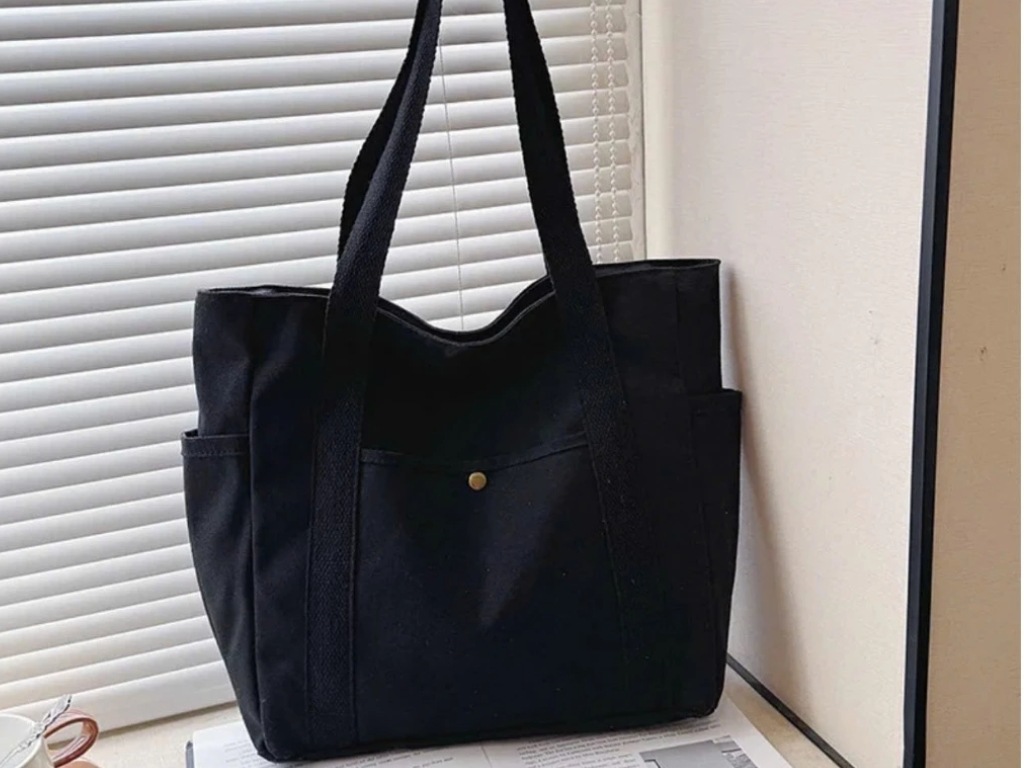 Túi canvas đen mang vẻ đẹp đơn giản và không bao giờ lỗi mốt