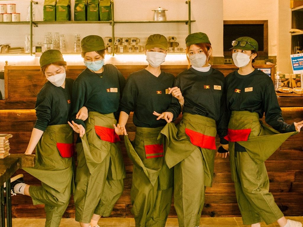 Bạn cần chọn phụ kiện đồng phục đồng bộ với trang phục chính