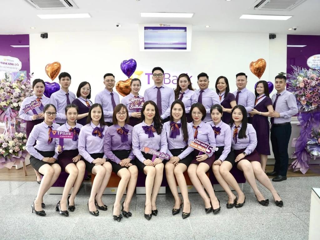 Bạn cần chọn phụ kiện đồng phục công sở có màu sắc hài hòa với trang phục chính