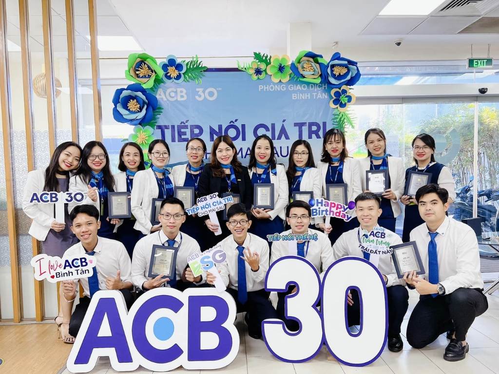 Phụ kiện đồng phục công sở giúp tạo điểm nhấn tinh tế cho bộ đồng phục công sở