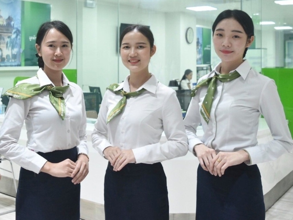 Khăn lụa là loại phụ kiện đồng phục công sở dành cho nữ giới giúp tạo sự thanh lịch