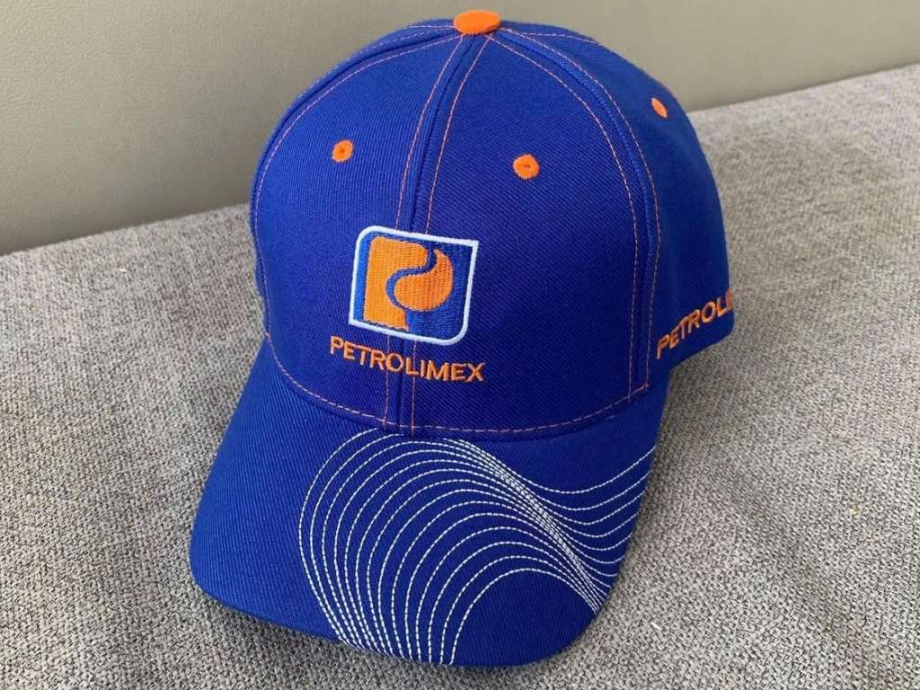 Logo được thêu sắc nét ở vị trí mặt trước của mũ lưỡi trai