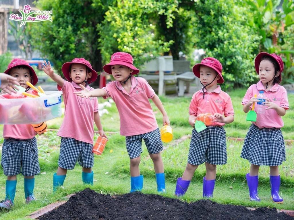 Mũ đồng phục phải có kích thước vừa vặn với các em học sinh