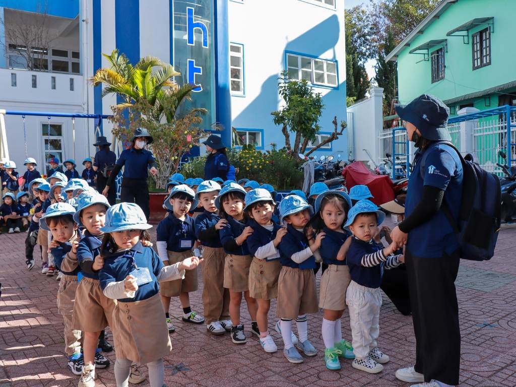 Mũ đồng phục học sinh giúp giáo viên dễ dàng quản lý học sinh trong hoạt động tập thể