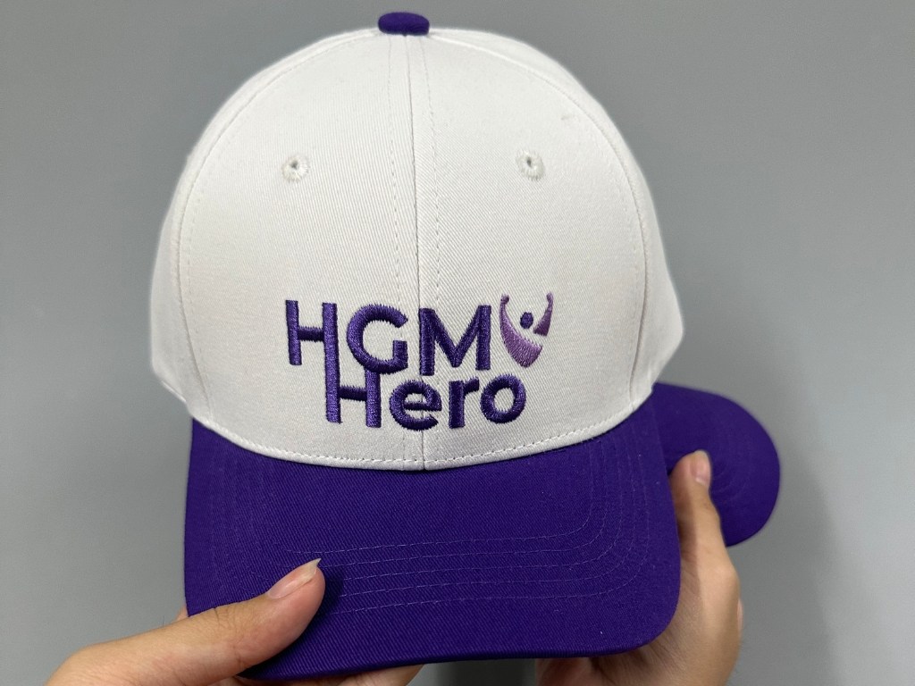 Hình thêu logo phải sắc nét, bền đẹp và được đặt ở vị trí phù hợp