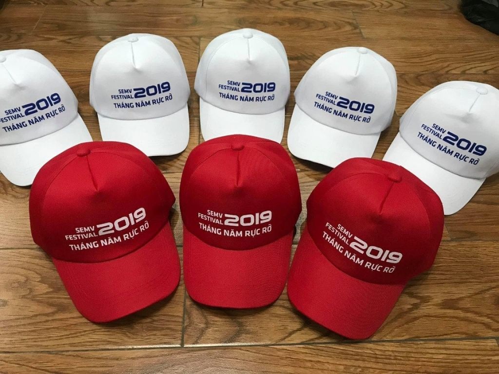 Kỹ thuật in nón đồng phục quyết định chất lượng thẩm mỹ của hình in