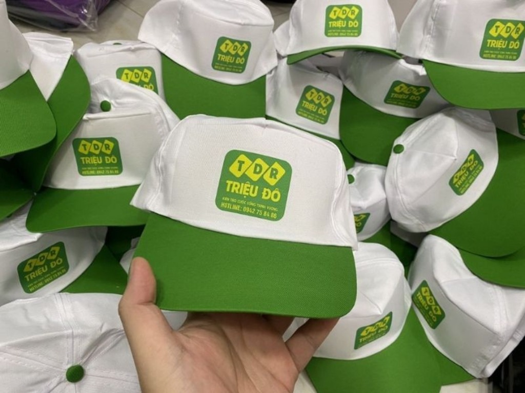 Bạn cần xác định chất liệu nón để chọn kỹ thuật in nón đồng phục phù hợp