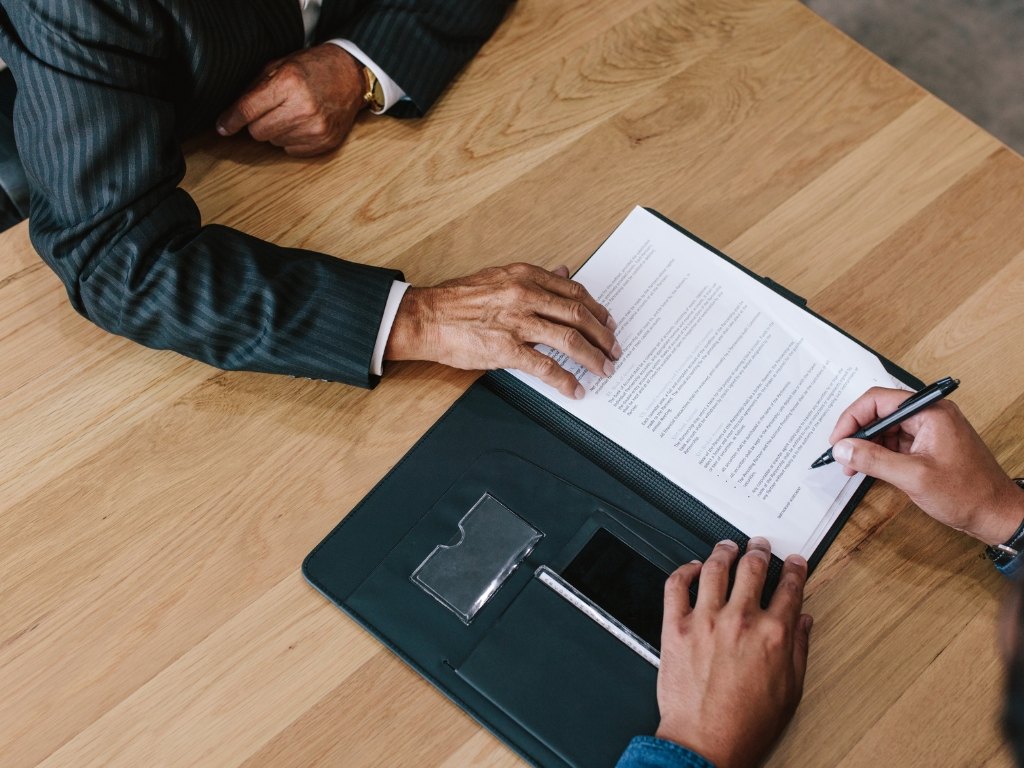 Hai bên cần ký hợp đồng để đảm bảo quyền lợi và trách nhiệm của cả hai bên