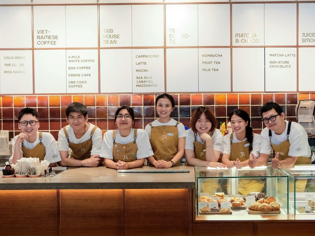 Bạn nên chọn tạp dề có màu sắc hài hòa với không gian tổng thể của quán cafe