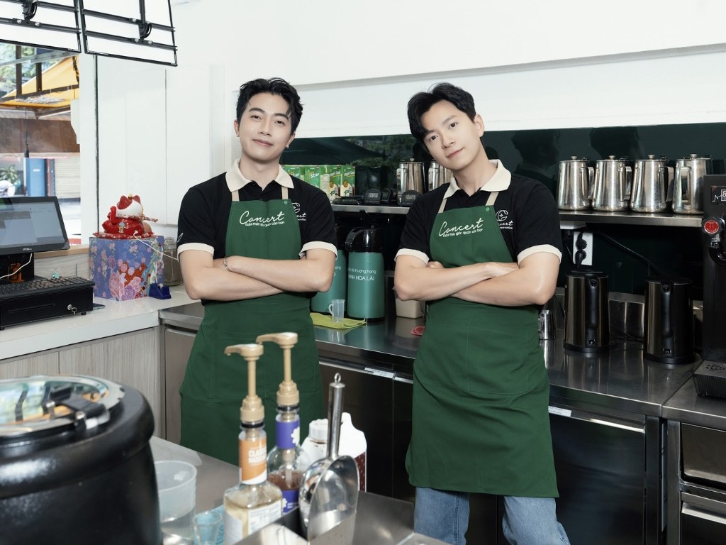 Tạp dề pha chế cần có kiểu dáng thoải mái và thiết kế hài hòa với phong cách quán cafe