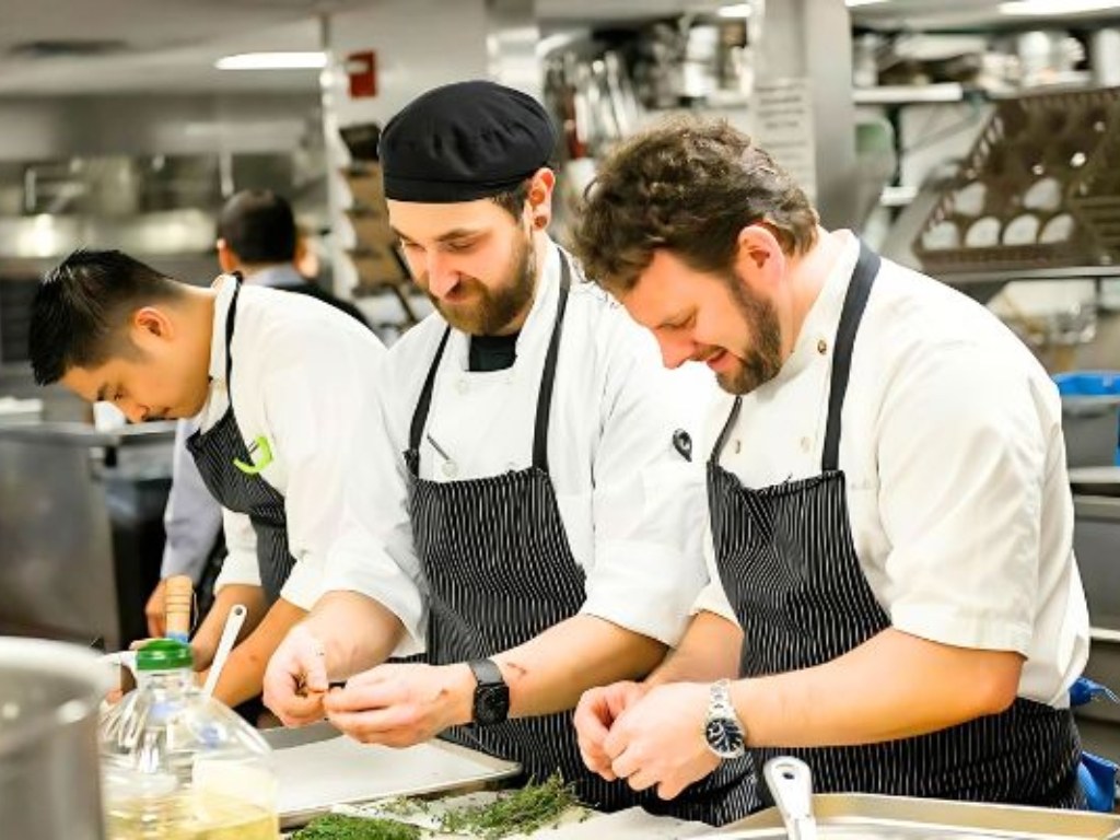 Đồng phục tạp dề bếp tạo sự đồng nhất cho đội ngũ nhân viên