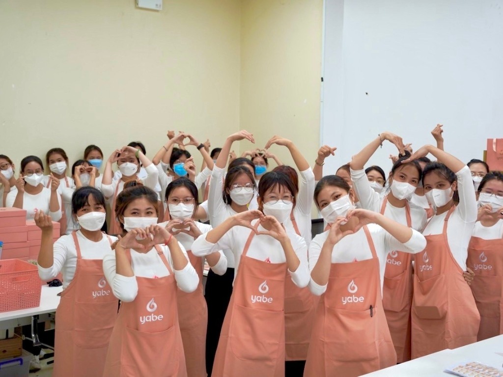 Tạp dề được thiết kế riêng giúp phản ảnh đúng phong cách của thương hiệu