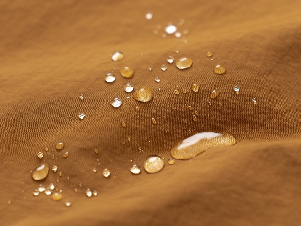 Một chiếc tạp dề chống nước chất lượng phải có bề mặt không cho nước ngấm qua