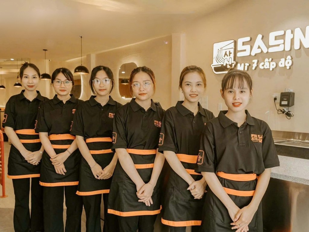 Mẫu tạp dề ngang eo ngắn mang đến vẻ trẻ trung, năng động