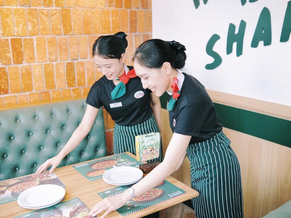 Kiểu dáng tạp dề phục vụ nên gọn gàng để không gây vướng víu trong quá trình làm việc