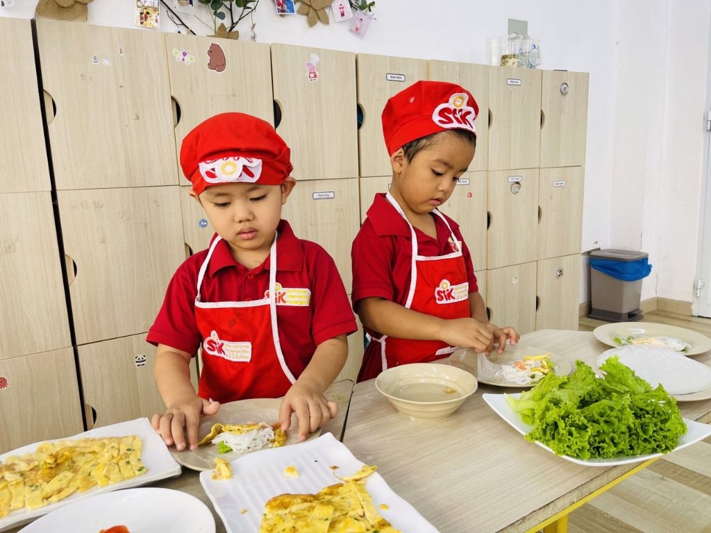 Mẫu tạp dề kèm mũ đầu bếp nhí giúp bé có một tạo hình chuyên nghiệp và đáng yêu