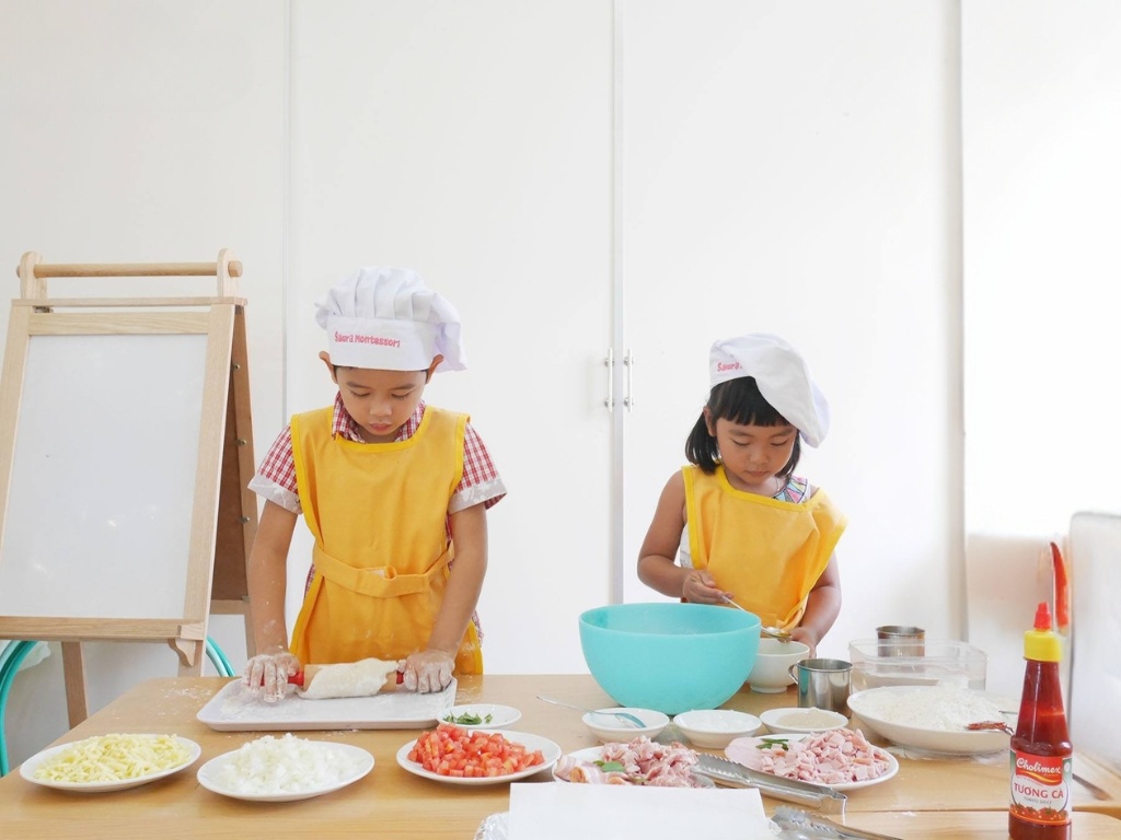 Một chiếc tạp dề nhỏ xinh giúp giữ quần áo sạch sẽ cho bé