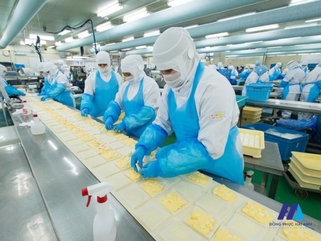 Tạp dề nilon thường được sử dụng trong các khi chế biến thực phẩm nhanh