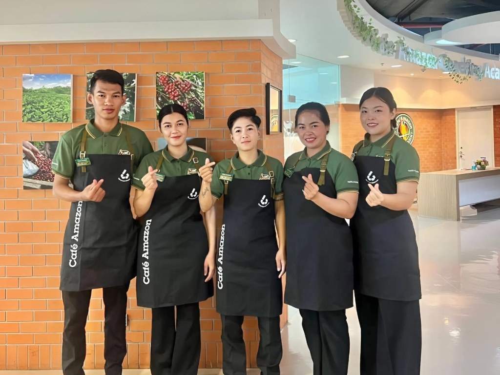 Tạp dề đen tạo cảm giác chuyên nghiệp, thanh lịch và sang trọng