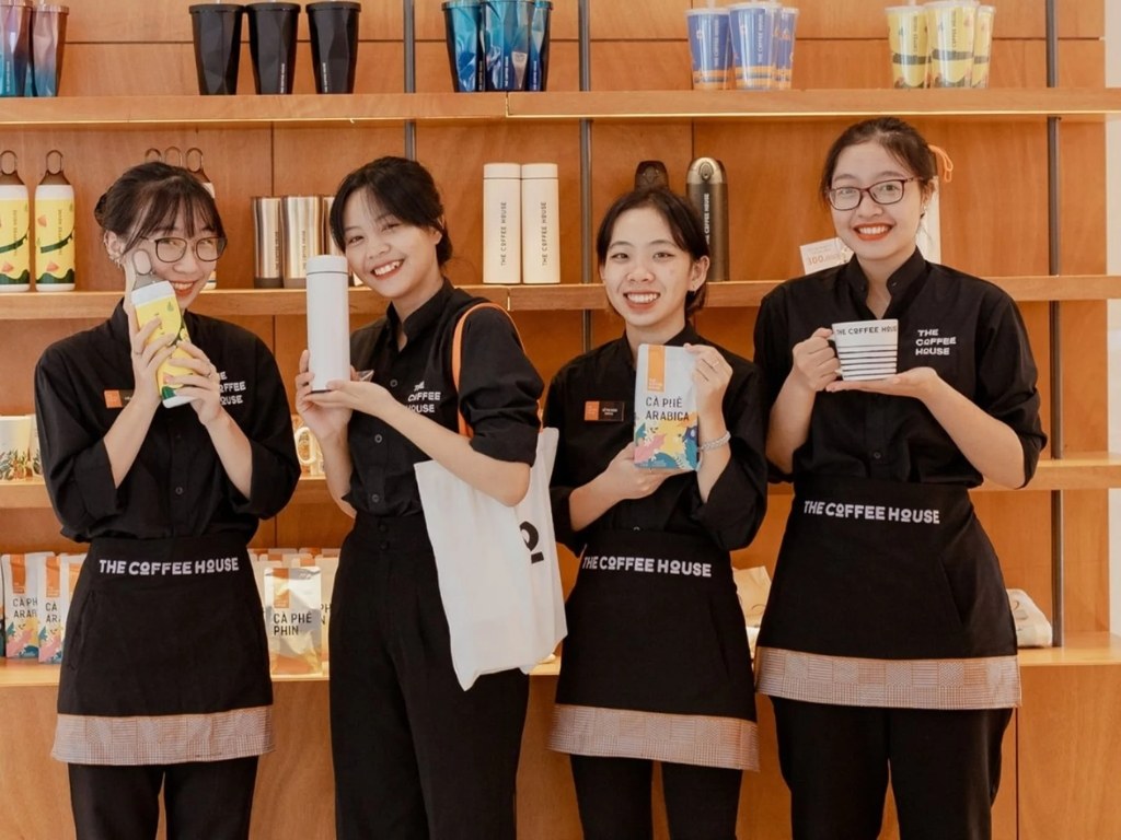 Kiểu tạp dề ngang eo màu đen mang lại sự gọn gàng và năng động