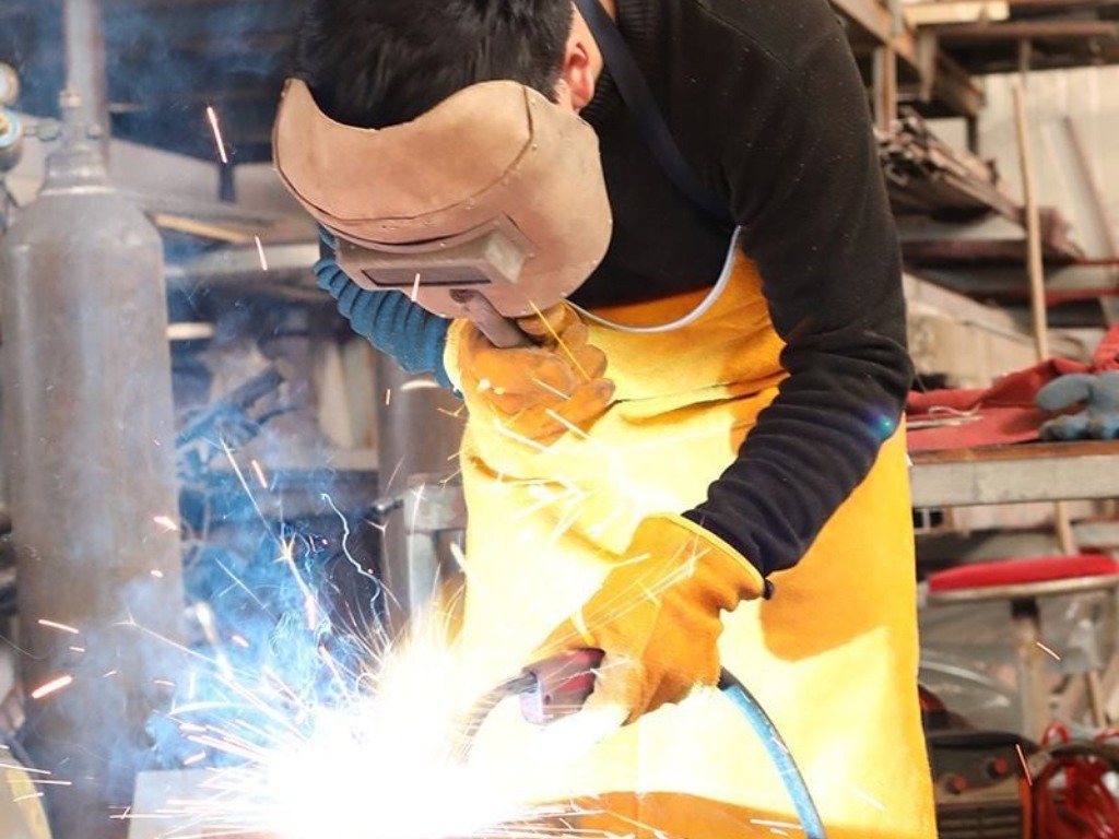 Tạp dề da hàn giúp ngăn chặn các tia lửa hàn bắn vào người