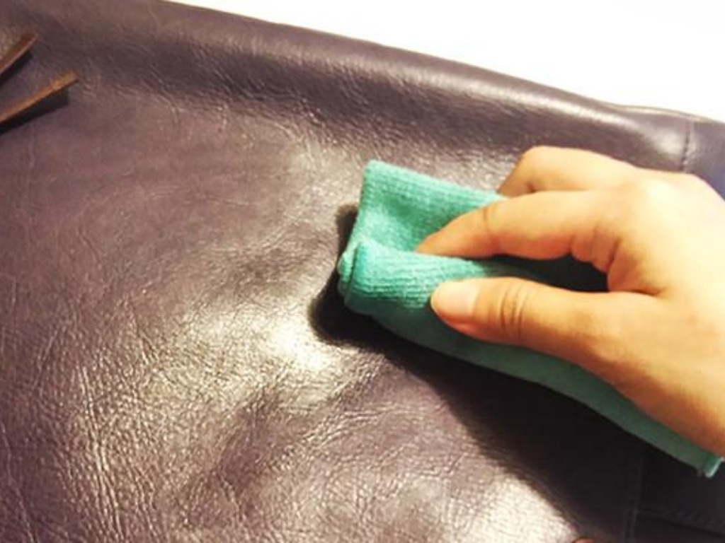 Bạn hãy dùng khăn ẩm mềm để làm sạch các vết bẩn trên tạp dề chất liệu da bò