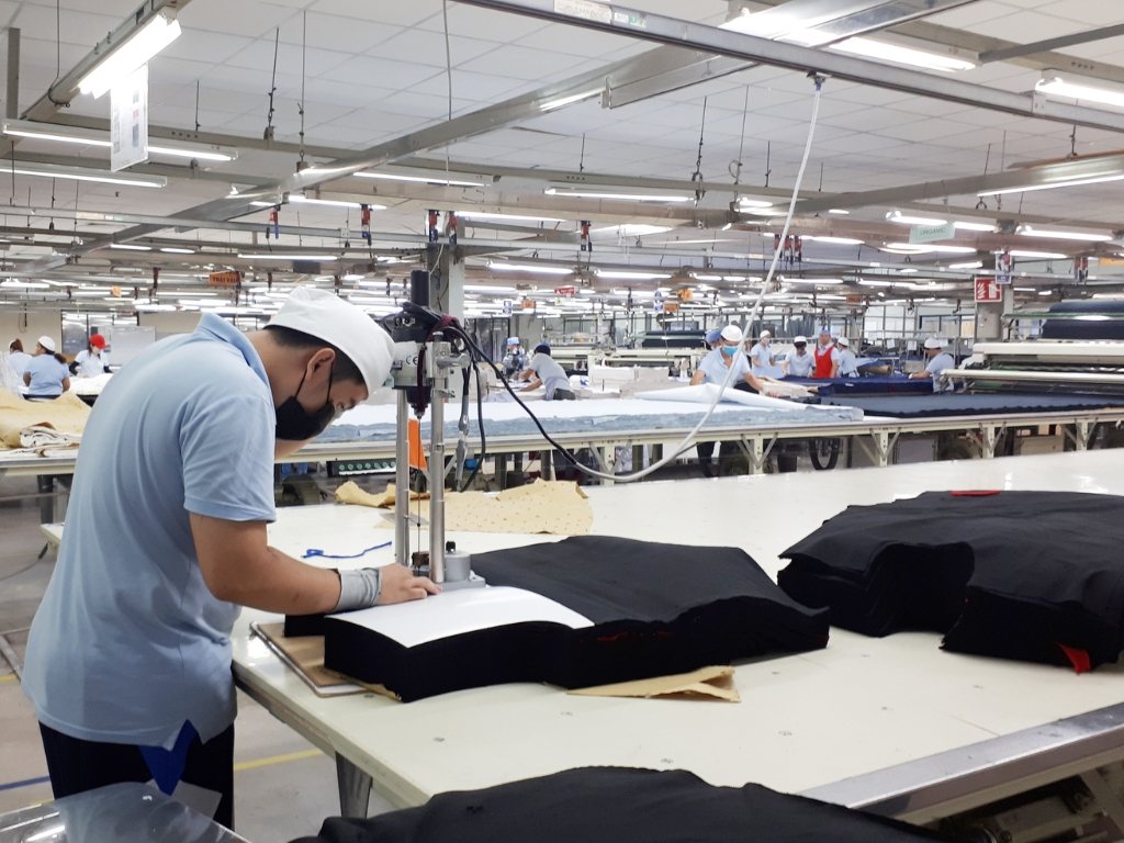 Rập may tạp dề giúp quá trình cắt vải hàng loạt một cách chính xác và nhanh chóng