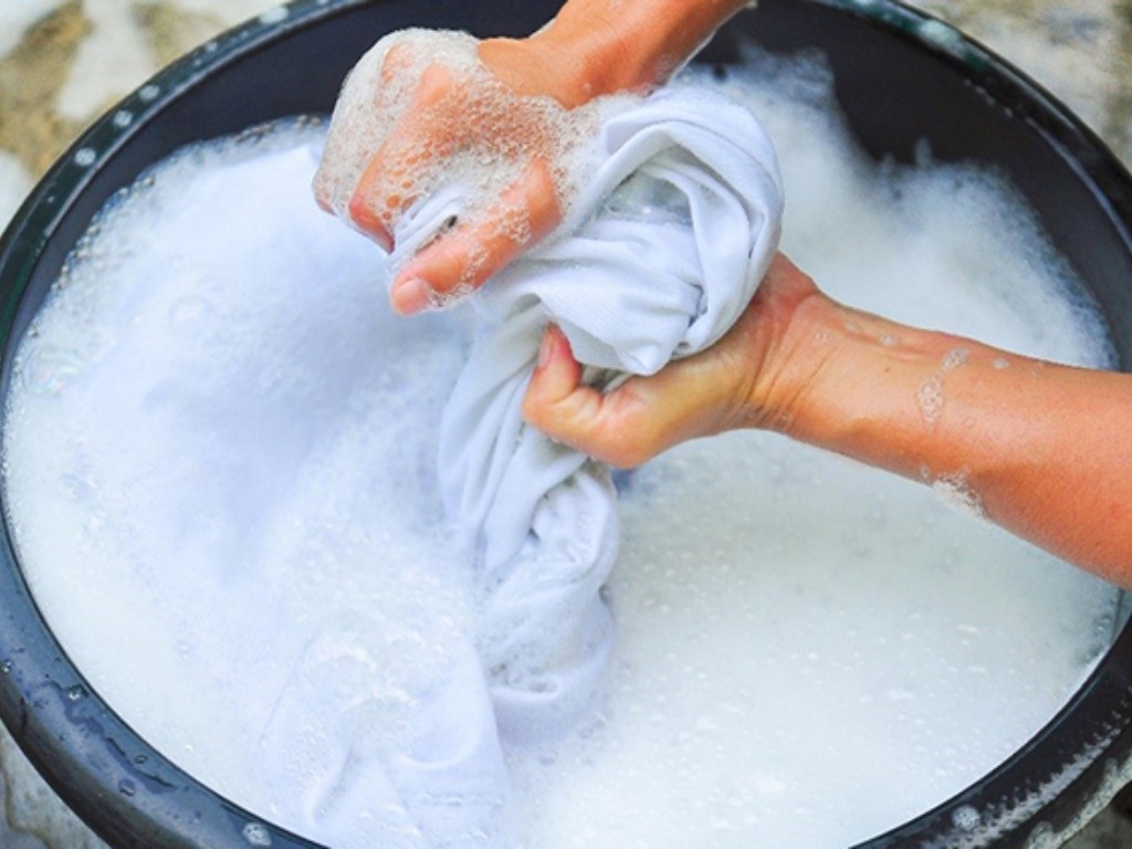 Bạn nên giặt tạp dề trắng ngay sau khi sử dụng