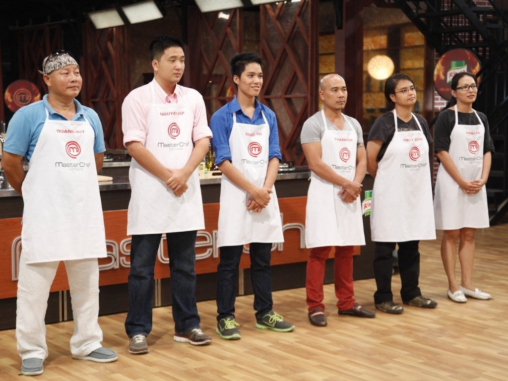 Tạp dề màu trắng tạo cảm giác sạch sẽ