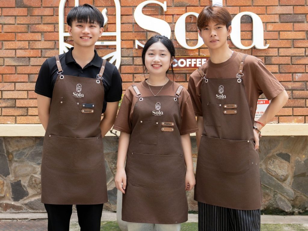 Mẫu tạp dề màu nâu đất tạo cảm giác chuyên nghiệp và chững chạc