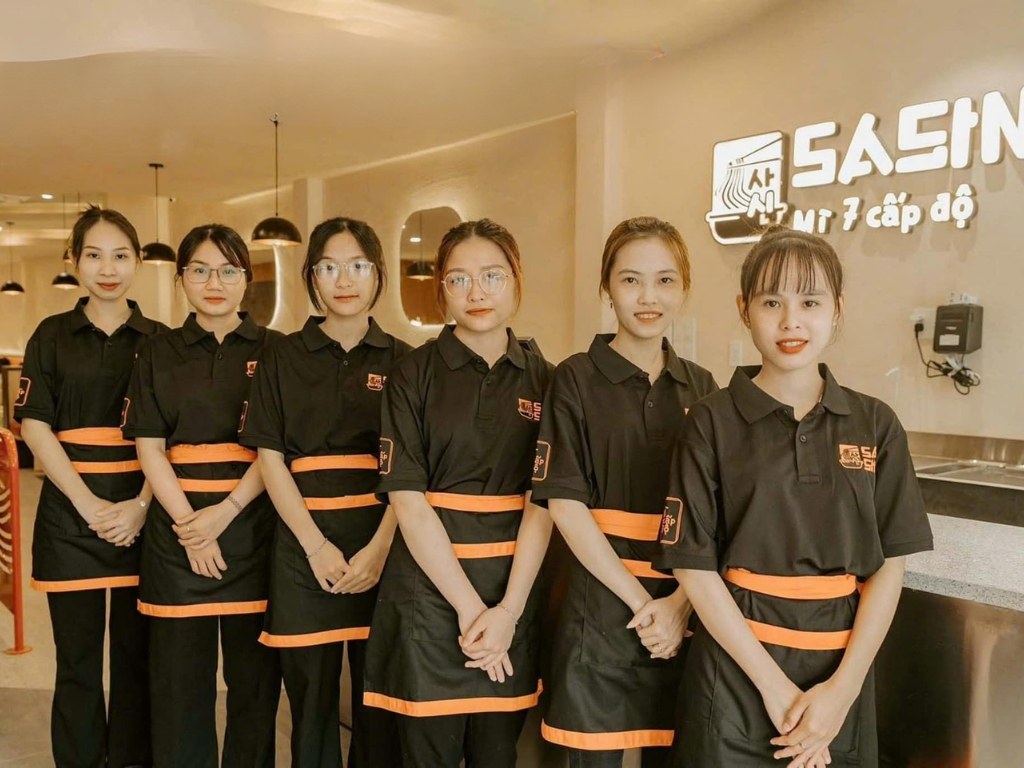 Màu sắc của tạp dề phục vụ cần hài hòa với trang phục chính
