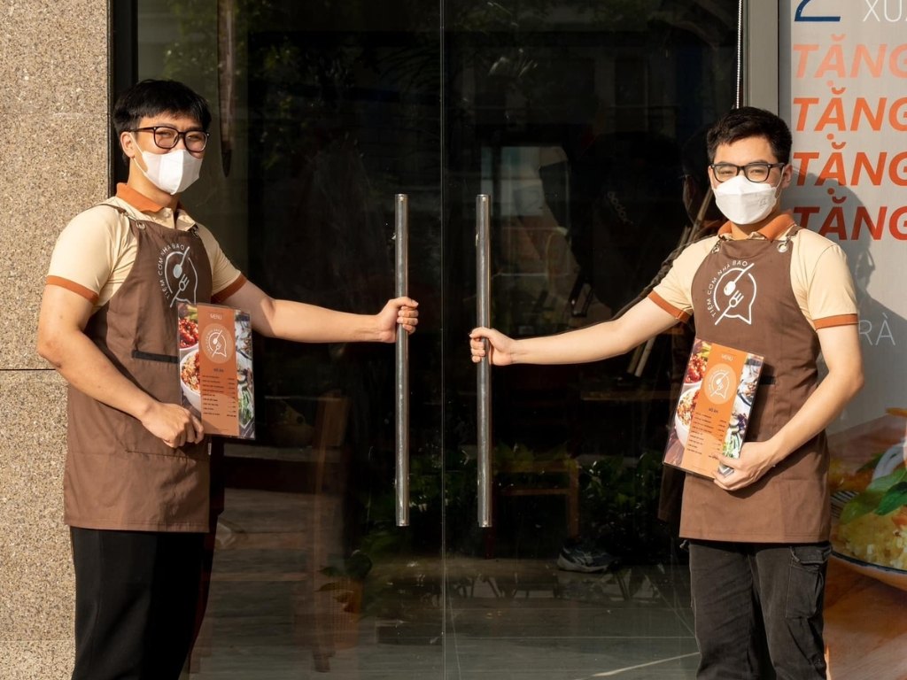 Tạp dề ngắn phục vụ giúp tạp vẻ ngoài gọn gàng, trẻ trung
