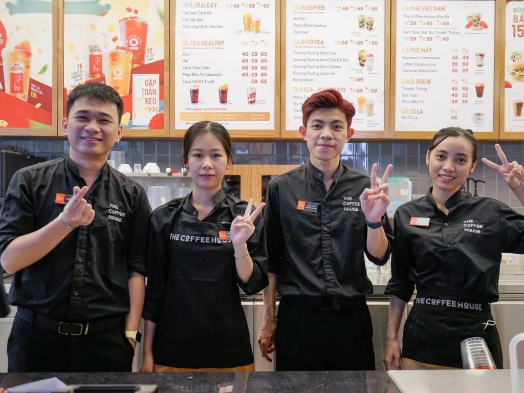 Đồng phục tạp dề quán cafe giúp xây dựng hình ảnh nhất quán và chuyên nghiệp 