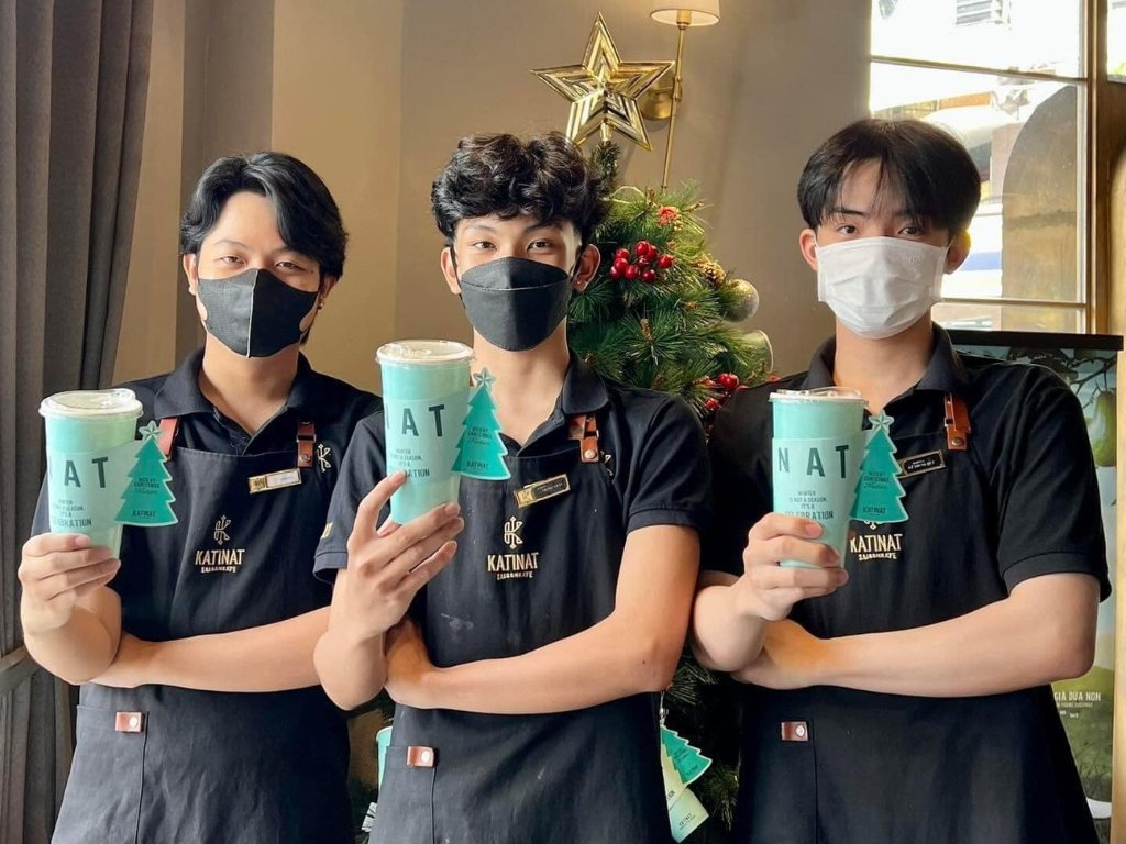 Đặt tạp dề đồng phục theo yêu cầu giúp bạn có được thiết kế mang đậm dấu ấn thương hiệu
