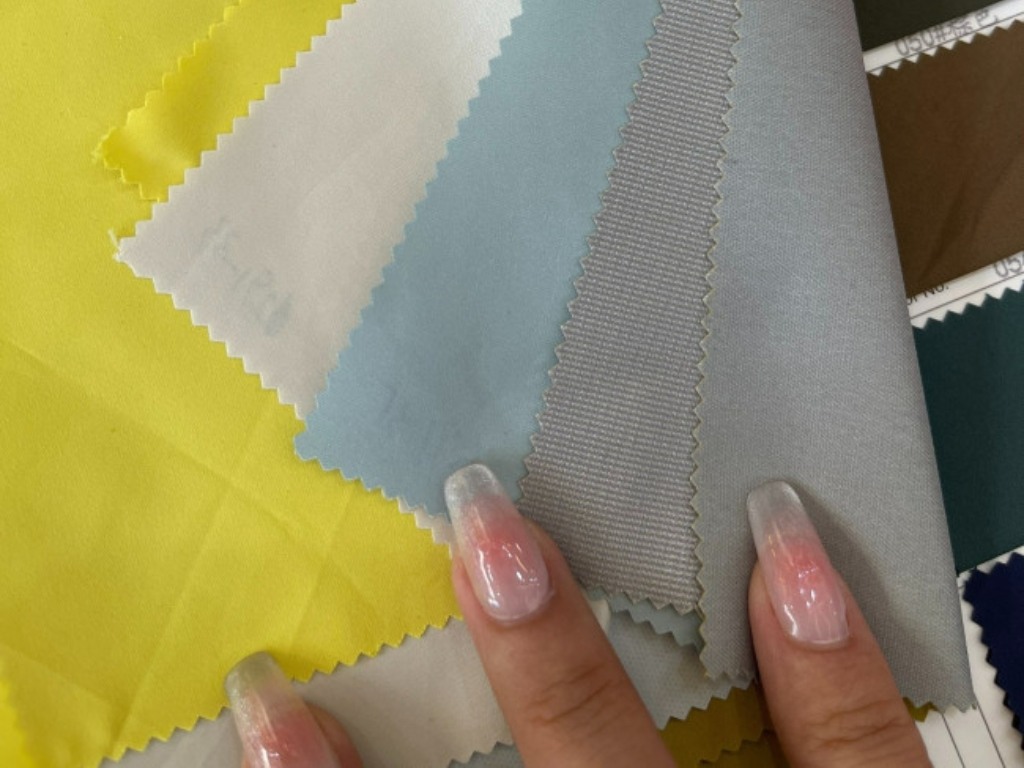 Bạn hãy yêu cầu mẫu vải thực tế để kiểm tra trực tiếp