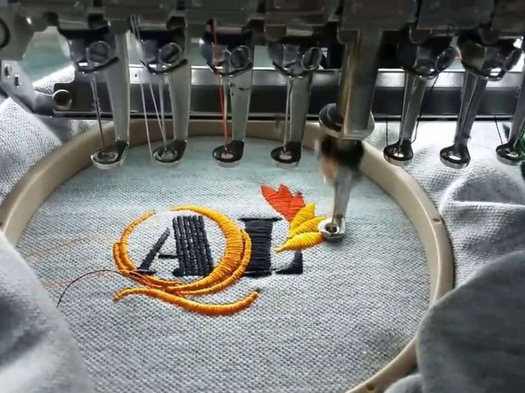 Thêu vi tính 3D sử dụng kỹ thuật thêu nổi để tạo ra logo có chiều sâu