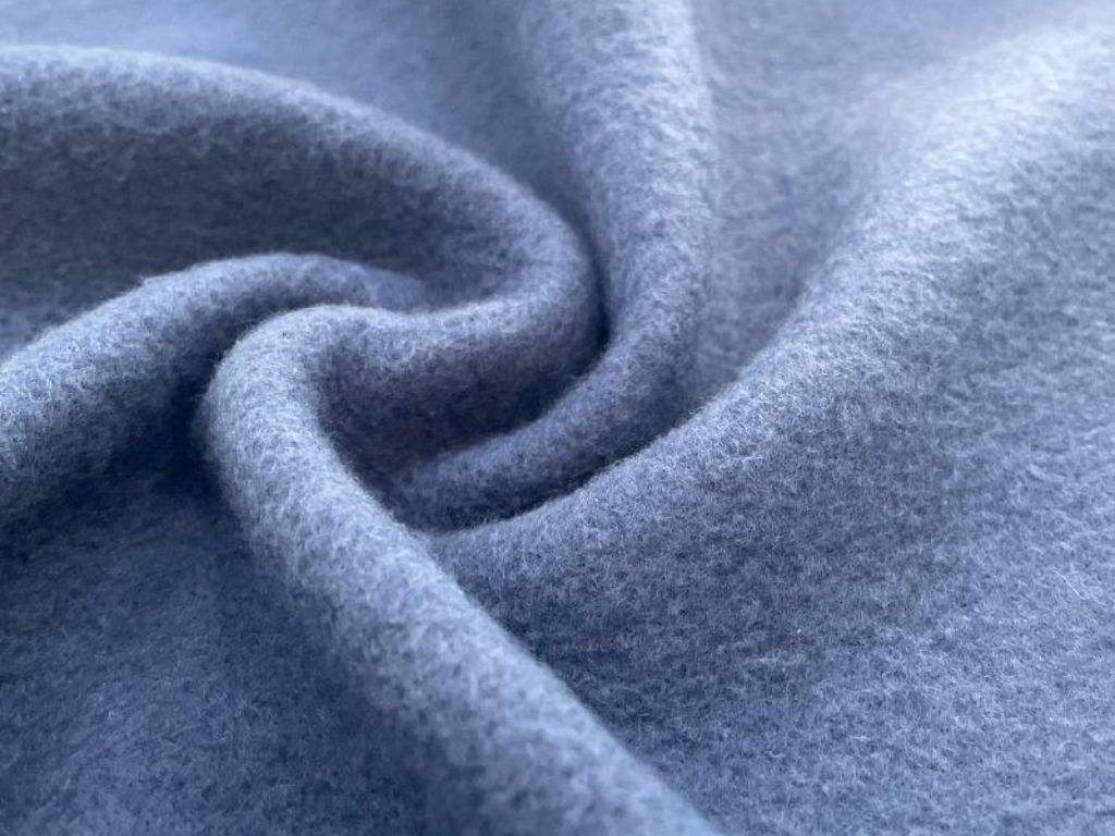 Vải nỉ cao cấp thường có tỉ lệ cotton cao hơn, mang lại cảm giác mềm mại