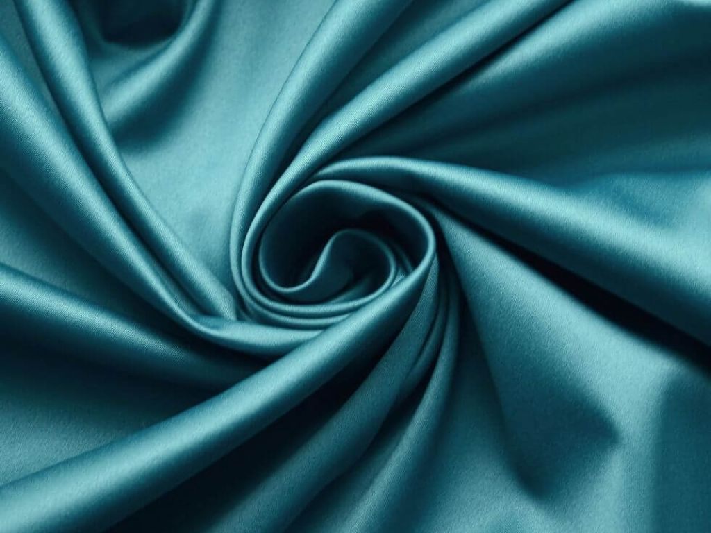 Lụa Satin có bề mặt bóng, mịn ở một mặt