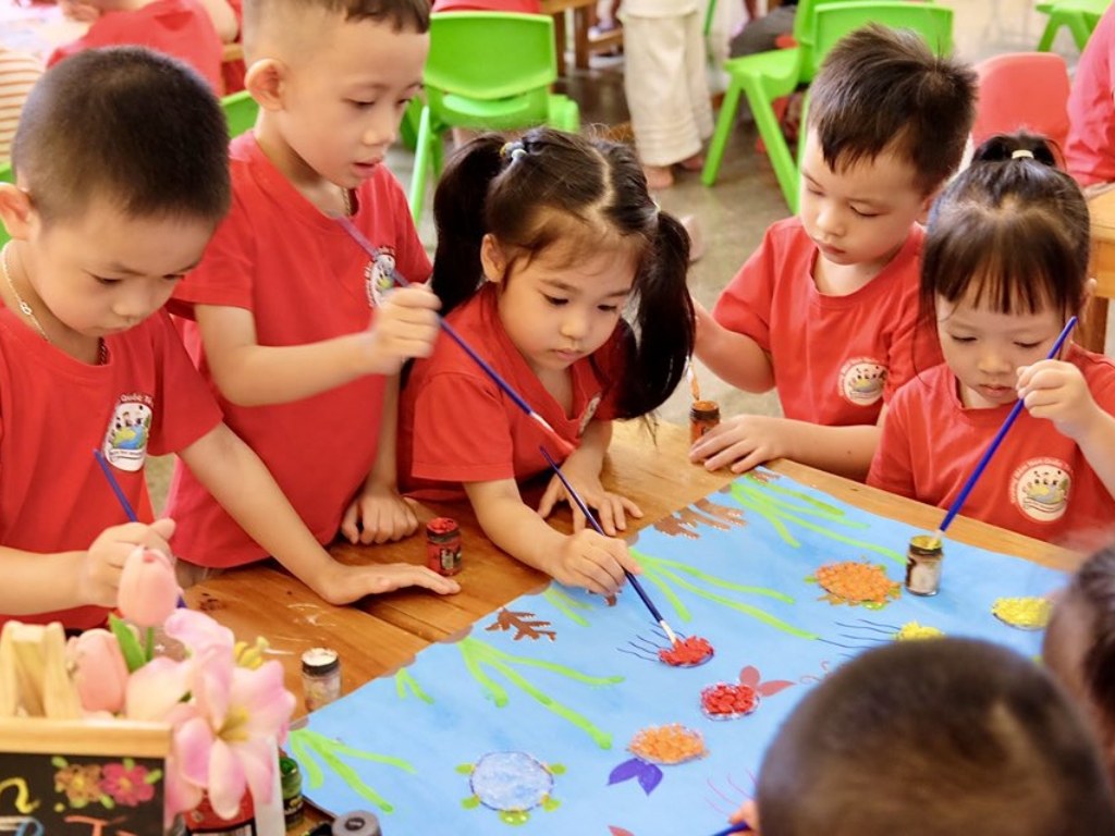 Đồng phục trường mầm non quốc tế Marie Curie cần có kiểu dáng thoải mái