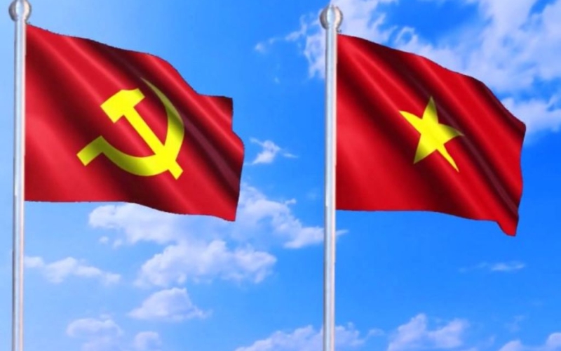 Cả hai lá cờ đều có nền màu đỏ thắm trang trọng