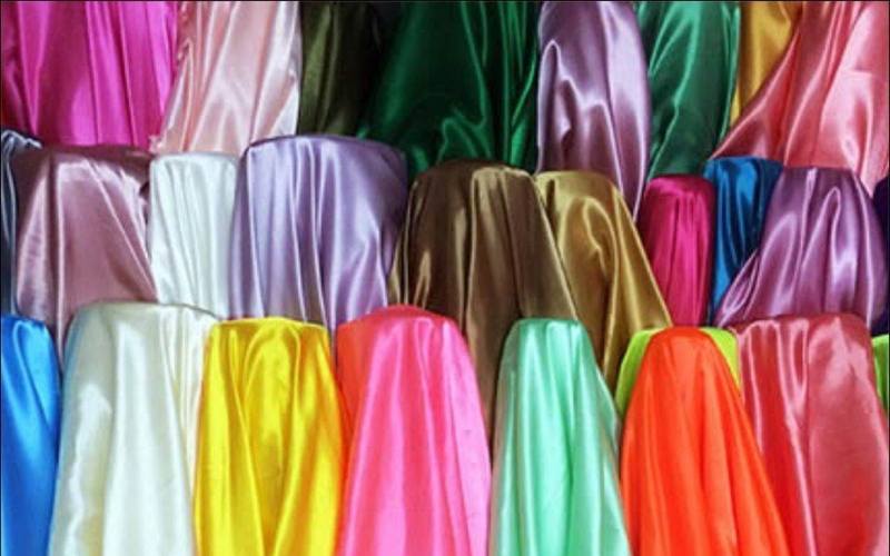 Vải phi bóng (satin) là lựa chọn phổ biến nhất hiện nay